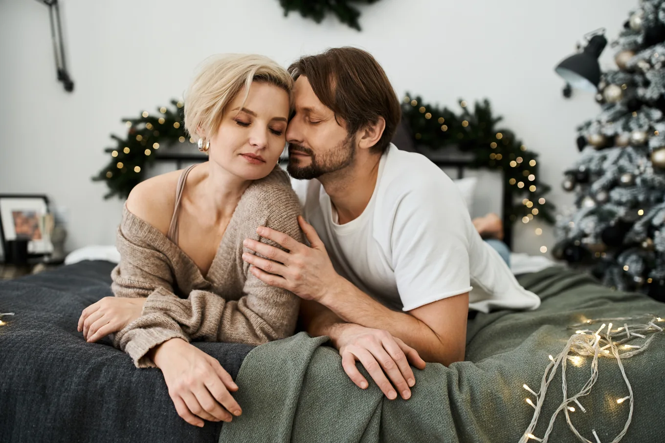 about PositiveSingles.mobile guide illustrated by representative adult lifestyle photography